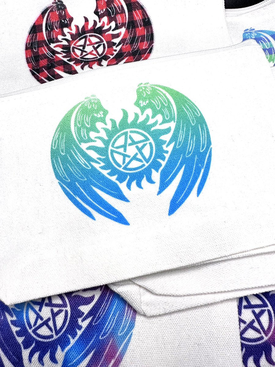 artofthecavern's tweet photo. Need a cute little makeup bag for the summer? ☀️🌊 #supernatural inspired makeupbags are here!!! Get them before the shop goes on vacation mode next Tuesday 5/16!  

#SPN #spnfamily #castiel #deanwinchester #destiel #samwinchester https://t.co/lMSlqY1Jl5