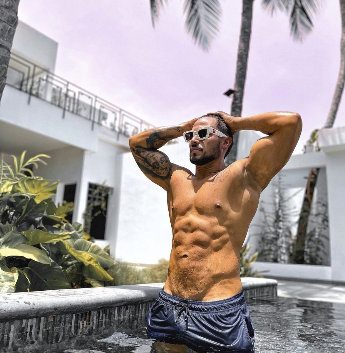 revistaronda's tweet photo. El cantante #AranOne sube la temperatura en su cuenta de #Instagram al postear unas fotos bastante hot.🔥🔥 https://t.co/DR7M0wxIsW