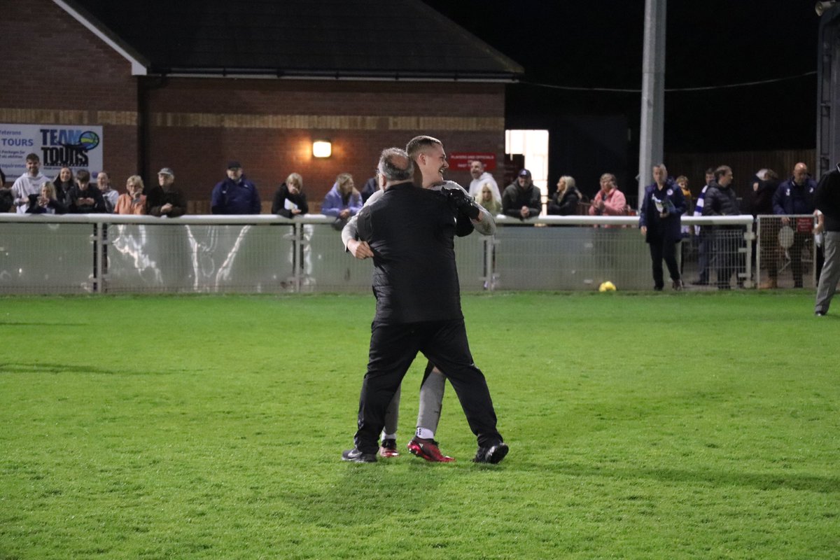 Slimbridge18s's tweet image. A 𝗩𝗜𝗧𝗔𝗟 save from this man in the shootout 🤩

#UpTheSwans🦢