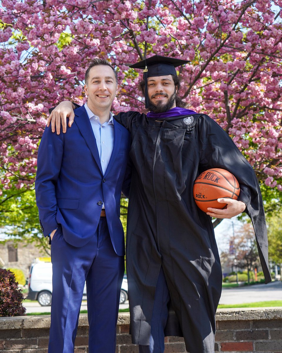 Greg_Paulus's tweet photo. Proud of you @sgjoe_ 

🟣 1️⃣0️⃣4️⃣0️⃣ career points  

🟣 Above 3️⃣.0️⃣ every semester @NiagaraUniv 

🟣 Receiving master's in sports management tonight

🏀 + 🎓 https://t.co/SiVKQUEl9S