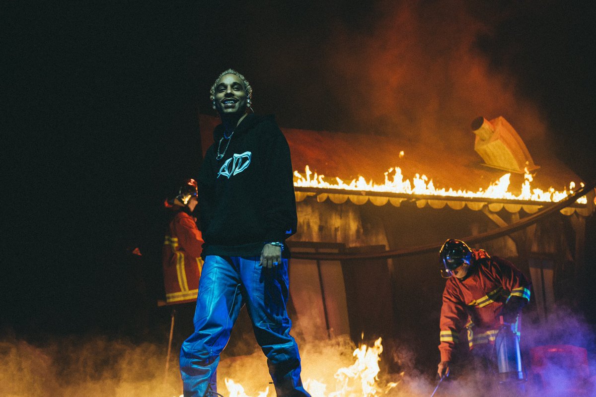 interludefrance's tweet photo. Laylow reçoit la Flamme du concert de l'année pour son Bercy 🤯

#LESFLAMMES2023 https://t.co/Q52XEXYHpK