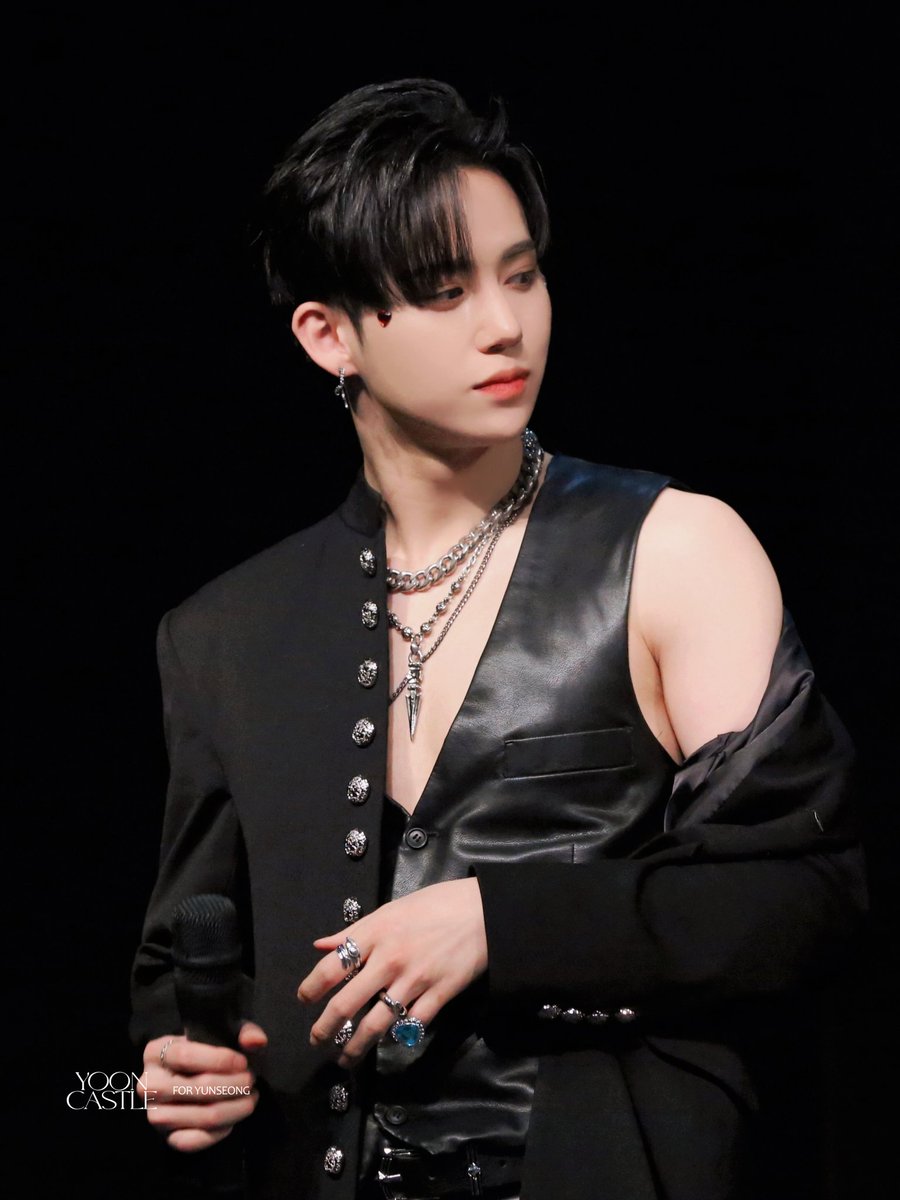 yooncastle1030's tweet photo. #황윤성 

230511 윤성아 멋있어요///🖤 https://t.co/BotlD4huEb