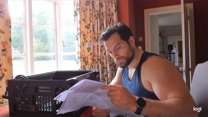 Daily_Cavill's tweet photo. #HenryCavill 😏 https://t.co/dUKA6FqgUH