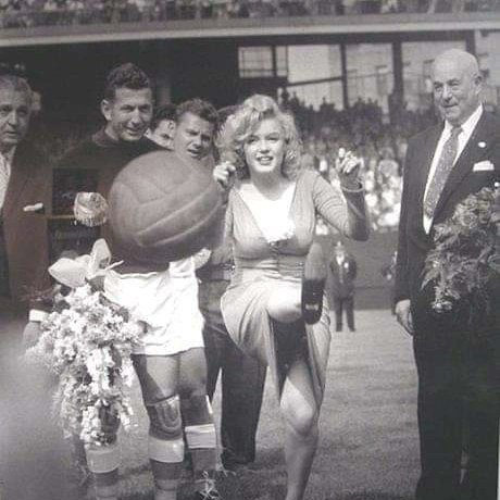 Clubpassionmar2's tweet photo. #Marilyn #marilynmonroe #clubpassionmarilyn #ebbetsfields https://t.co/Lxjx478eIX
