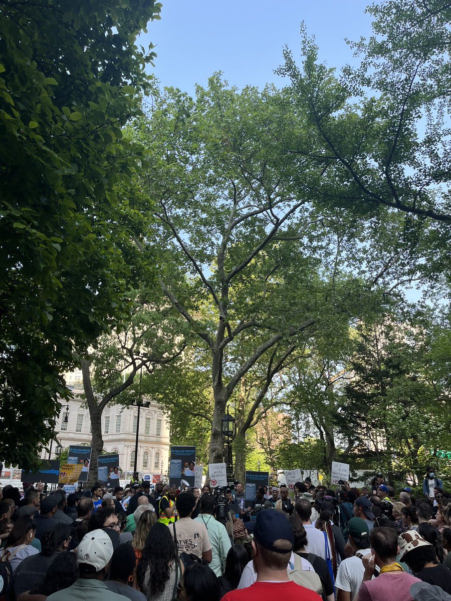 NYWomensFdn's tweet photo. “Anti-Blackness kills. We are all responsible for checking our anti-Blackness.”

Powerful words at grantee partner @VOCALNewYork’s vigil for #JordanNeely.

#Justice4Jordan #815AndCounting https://t.co/FF9s3pEnW6
