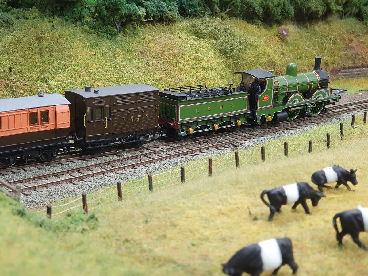LinnysTrains's tweet photo. Took some photos of my LSWR stock on one of the club layouts tonight and I'm so pleased with how they've come out! https://t.co/m0Panbrup1