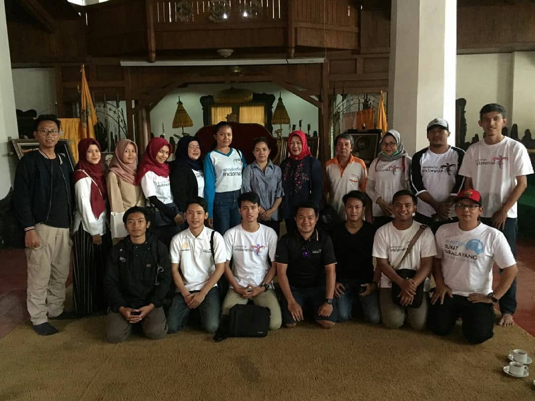 agama_nusantara's tweet photo. Alhamdulillah ketika memang sudah waktunya, tanpa direncanakan bersama team @genpijabar dan @genpikuningan akhirnya bisa berkunjung dan bersilaturahmi dengan sesepuh Kampung Adat Paseban, Cigugur Kuningan.
.
#GenPIJabar #GenPIKuningan #HayuKaJabar
#HayuKaKuningan#ExploreJawaBarat https://t.co/Hw6IHqgQ6O