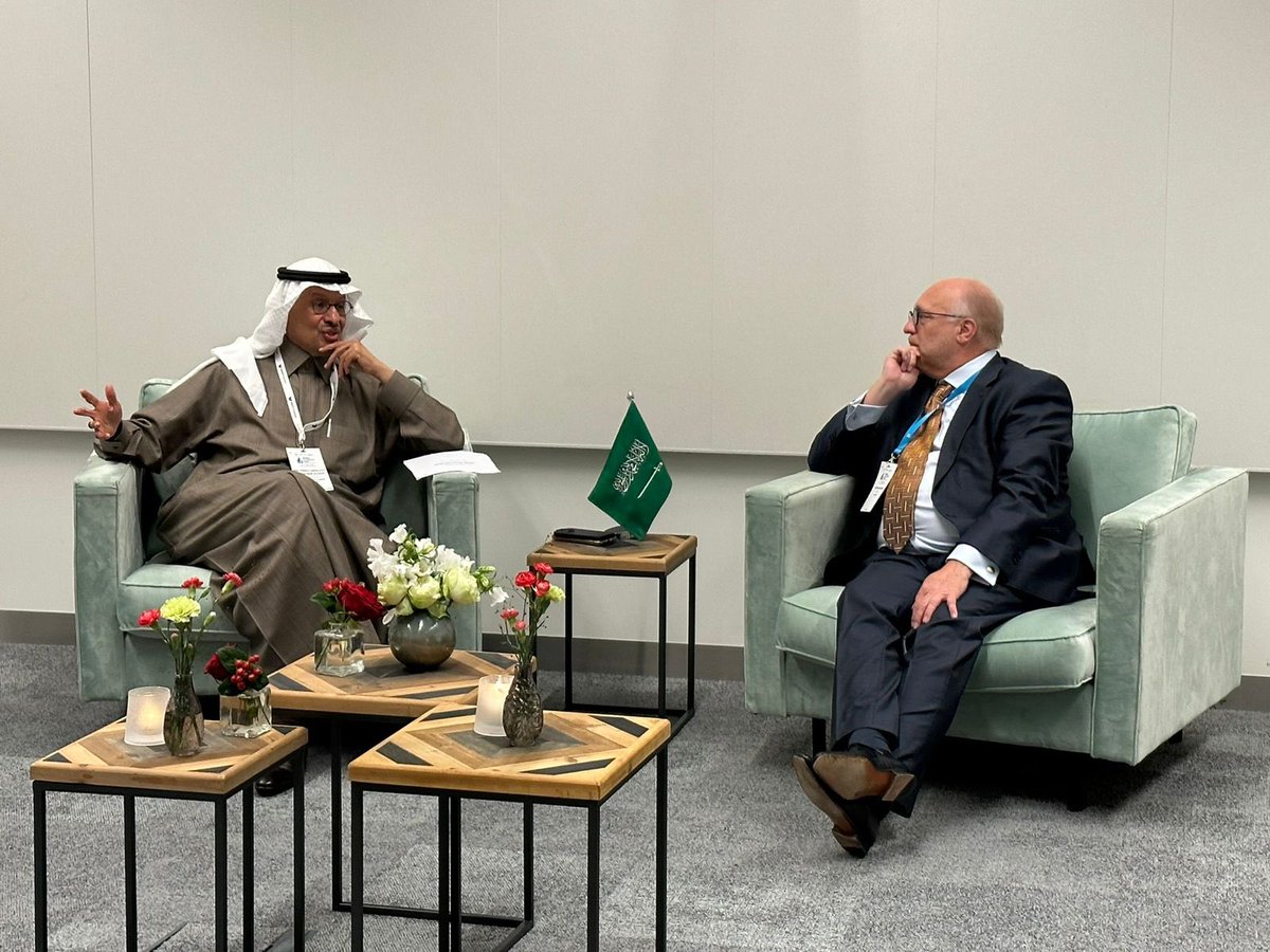 NLinKSA's tweet image. HRH Prince Abdulaziz bin Salman hosted round table with NL private sector including transportation, storage, distribution and off-takers for renewables. Bilateral MoU will help unlock potential business-to-business &amp;amp; knowledge-to-knowledge to facilitate energy transition.