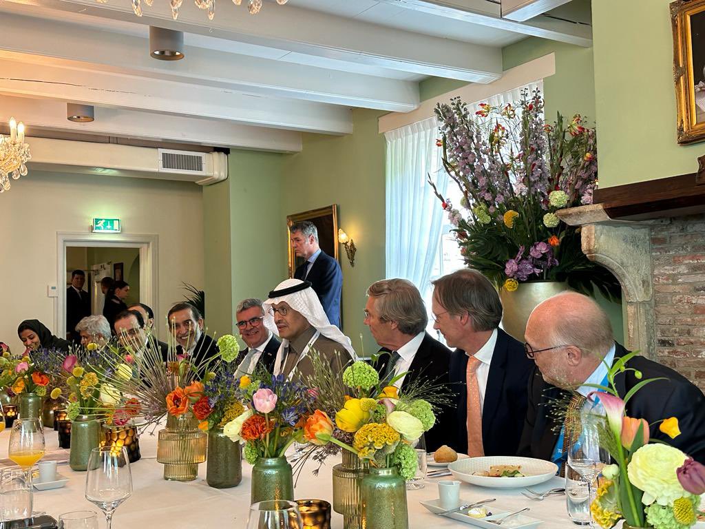 NLinKSA's tweet image. HRH Prince Abdulaziz bin Salman hosted round table with NL private sector including transportation, storage, distribution and off-takers for renewables. Bilateral MoU will help unlock potential business-to-business &amp;amp; knowledge-to-knowledge to facilitate energy transition.