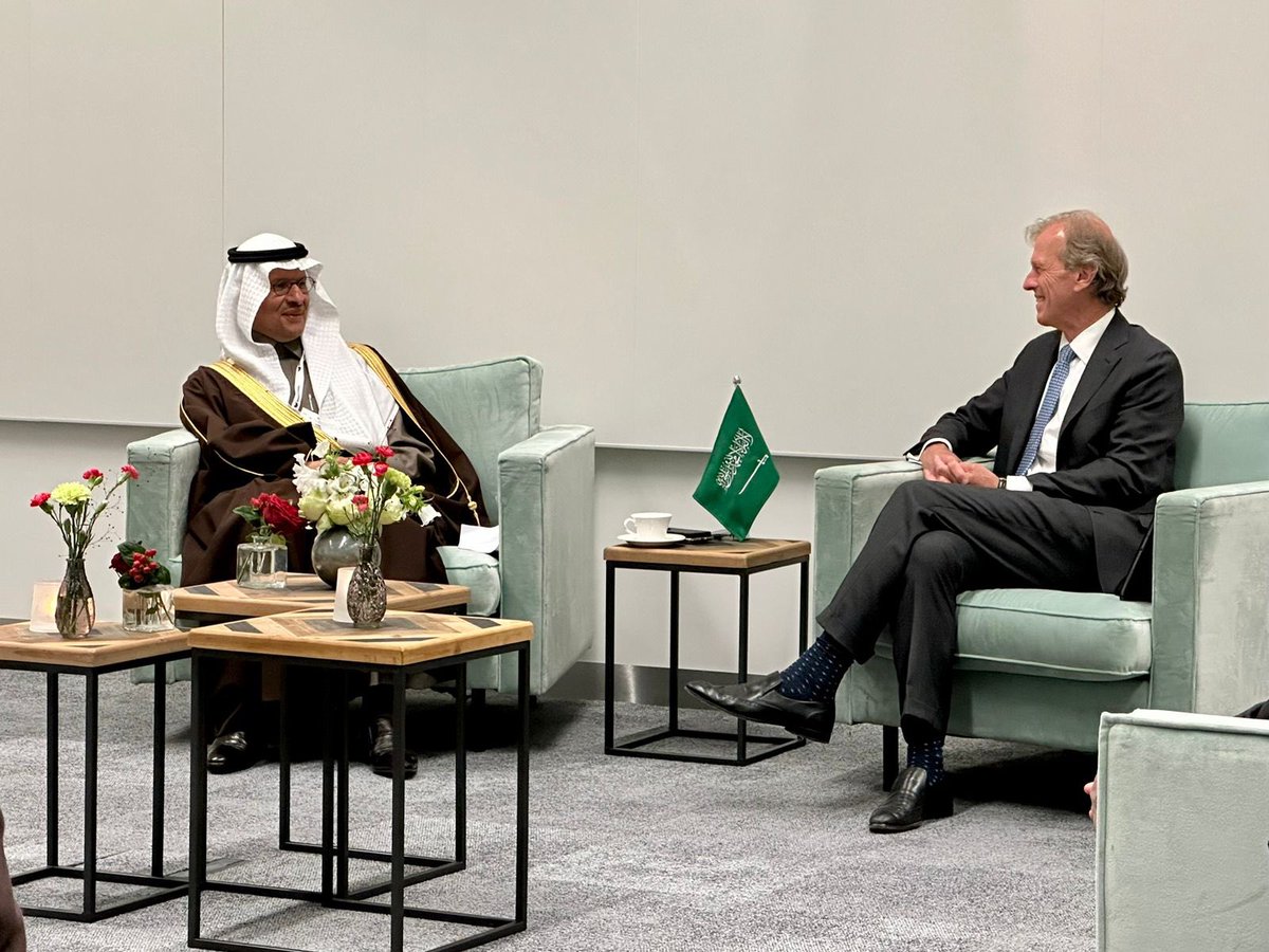 NLinKSA's tweet image. HRH Prince Abdulaziz bin Salman hosted round table with NL private sector including transportation, storage, distribution and off-takers for renewables. Bilateral MoU will help unlock potential business-to-business &amp;amp; knowledge-to-knowledge to facilitate energy transition.