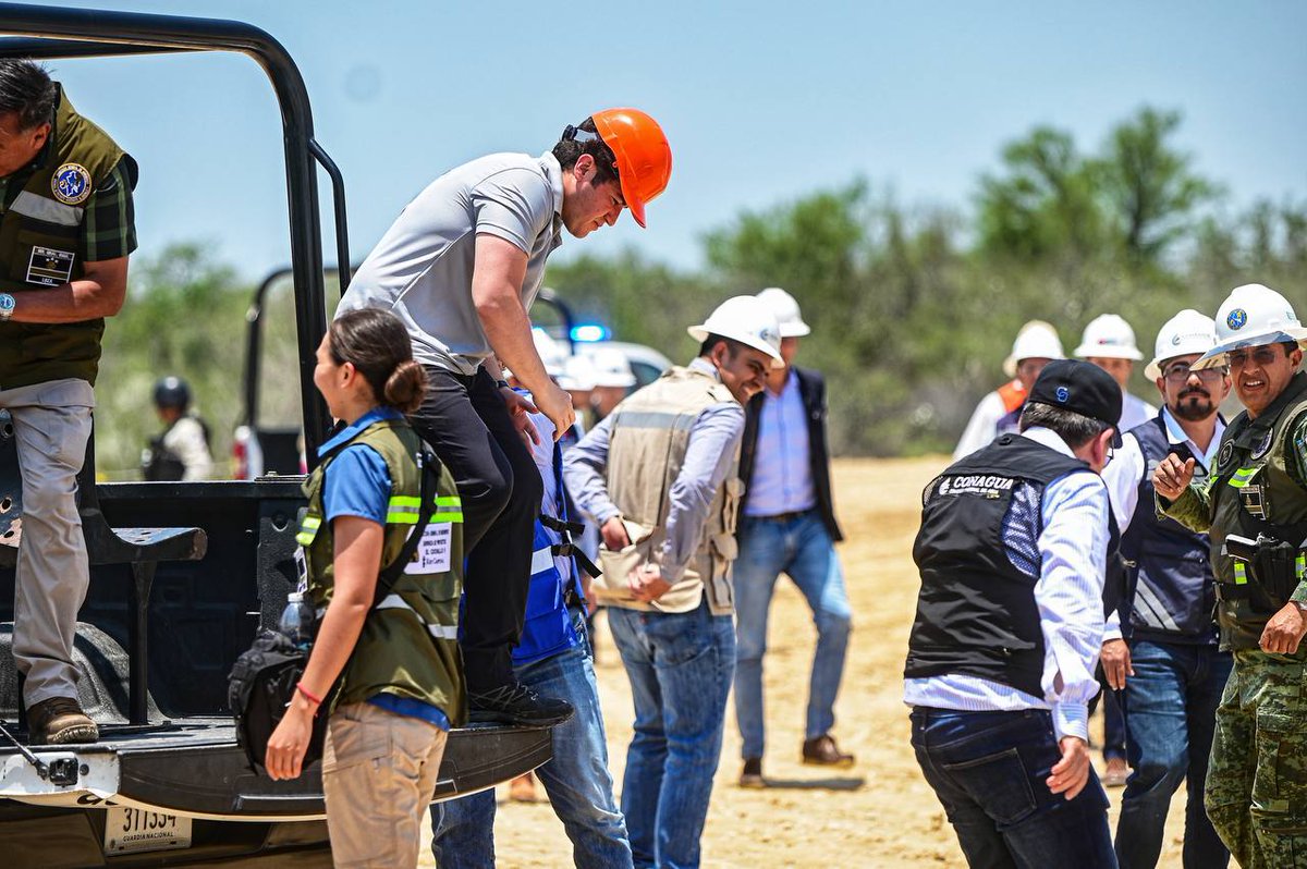 samuel_garcias's tweet image. Hoy nos dimos una vuelta a China, Nuevo León, para supervisar los avances que ha tenido El Cuchillo II. Estamos trabajando en equipo con la Sedena y Conagua para que el acueducto quede listo lo antes posible; seguimos excavando, instalando tubería y equipo de bombeo. 💪🦁🚧💧
