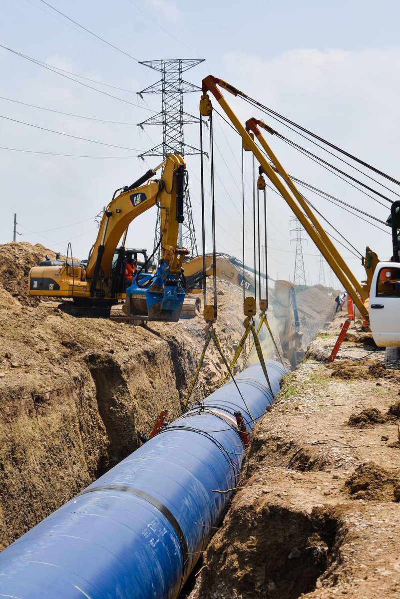 samuel_garcias's tweet image. Hoy nos dimos una vuelta a China, Nuevo León, para supervisar los avances que ha tenido El Cuchillo II. Estamos trabajando en equipo con la Sedena y Conagua para que el acueducto quede listo lo antes posible; seguimos excavando, instalando tubería y equipo de bombeo. 💪🦁🚧💧