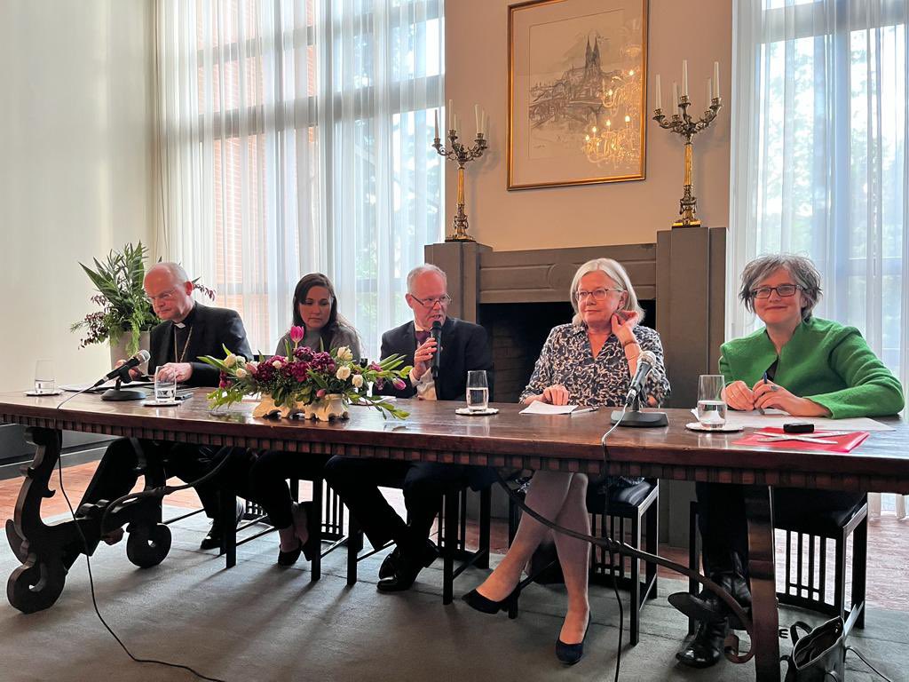 DerSynodaleWeg's tweet photo. Heute im #Vatikan: Austausch über #Synodalität weltweit und den #SynodalerWeg in der @GERAmbHolySee mit Bischof Franz-Josef Overbeck @BistumEssen, Nicola Brady (Irland), Stefan Orth @HK_Aktuell, Monique Baujard (Frankreich) und Birgit Mock @zdkonline. https://t.co/05cC2me7AC