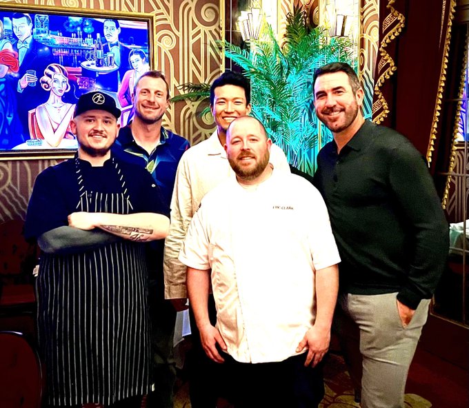 Traceynyy's tweet image. But Scherzer can eat a steak and drink a beer like it&apos;s nobody&apos;s business... In Cincy anyway!
#Coddled #NotAnAce #Diva @Mets suck ass.