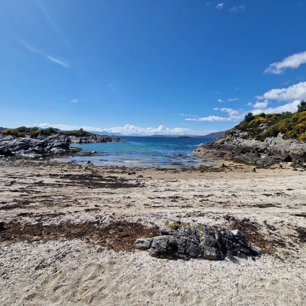Sezsamuel712's tweet photo. No filter needed for such a beautiful coral beach....#coralbeach #westeros #plockton #beachday #campervanadventures #campervanlifestyle #campervanlicious #wildswimming https://t.co/Q0iXAG0iHm https://t.co/zoxF6ObytY