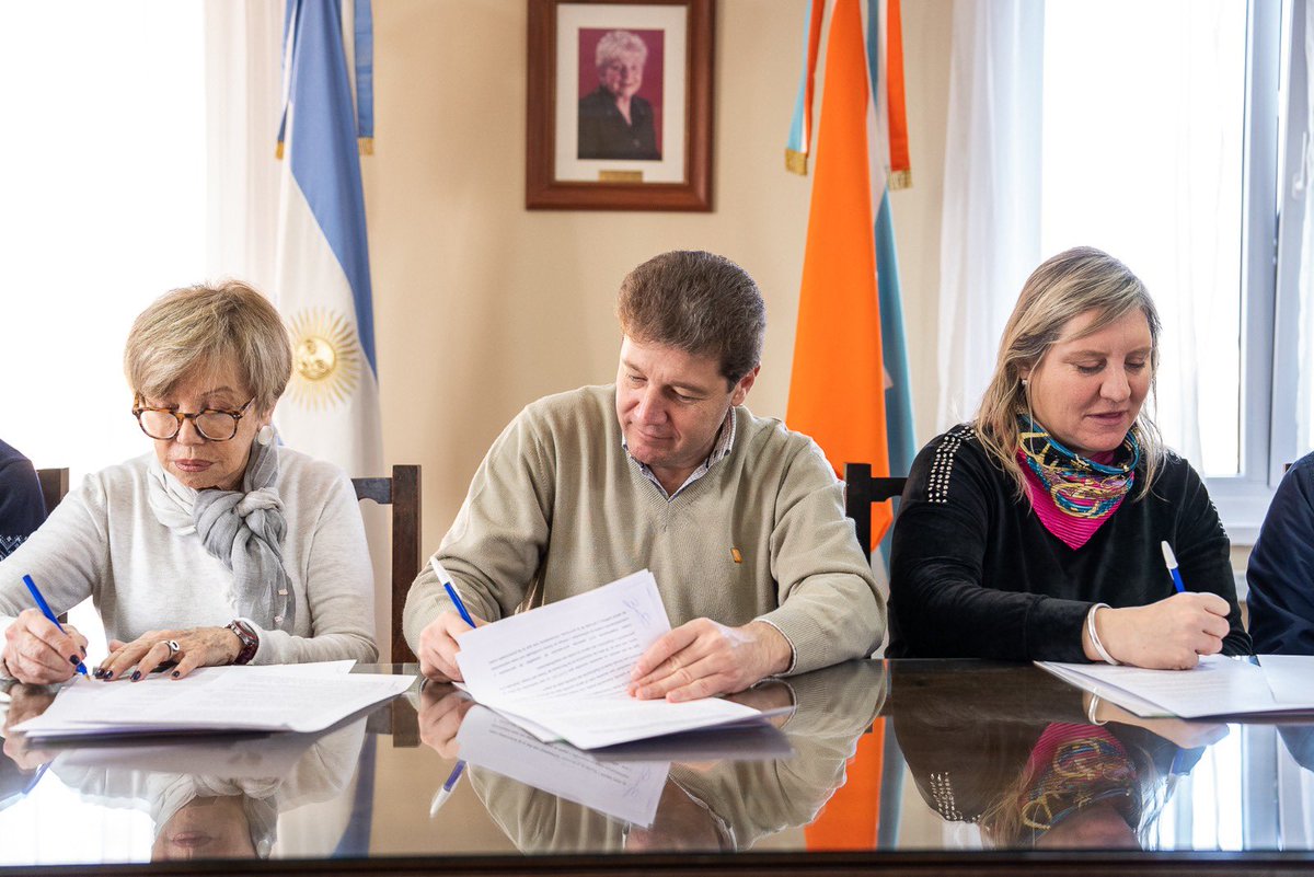 Firmamos un convenio de cooperación con la Asociación de Lucha Contra el Cáncer Ushuaia, mediante el cual otorgamos una asistencia financiera no reintegrable para comprar un mamógrafo digital.