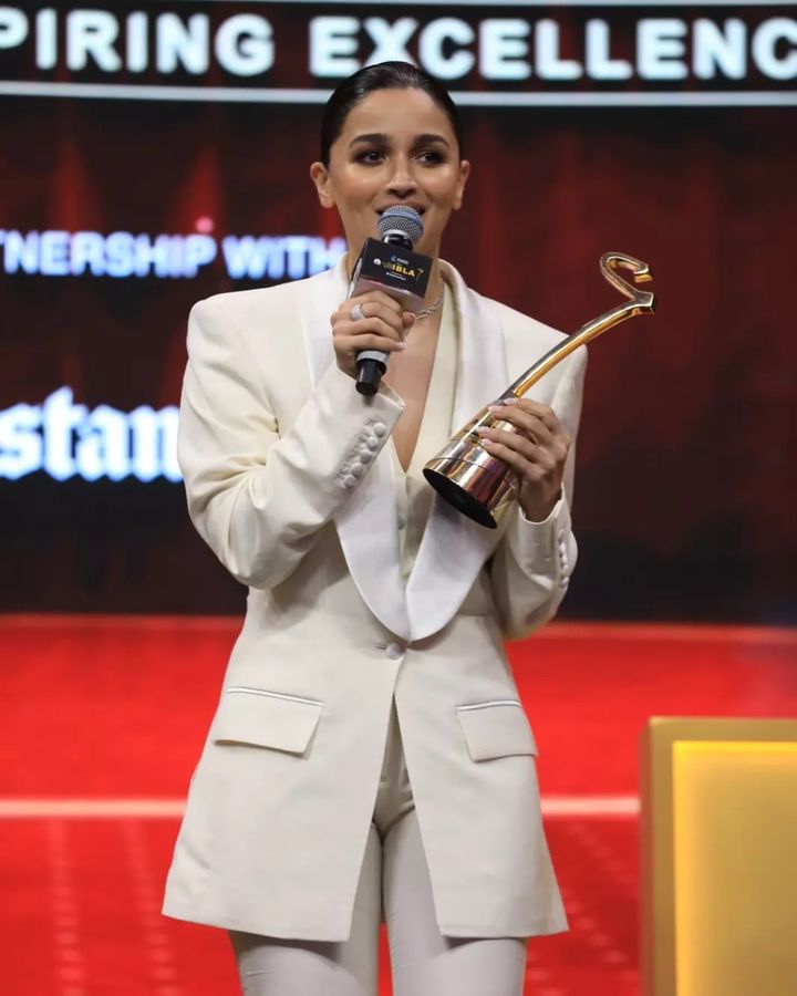 BollywoodAlam_'s tweet image. Alia Bhatt won Entertainment Leader of the year at IBL Awards 
#AliaBhatt #IBLA2023 #CNBCTV18IBLA