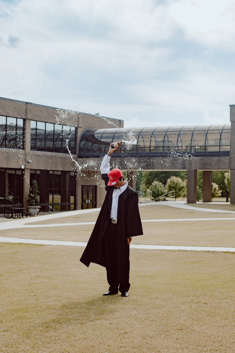 _aescalera's tweet photo. roll the credits 🍾👨🏻‍🎓 https://t.co/iVoJ4mM6wZ