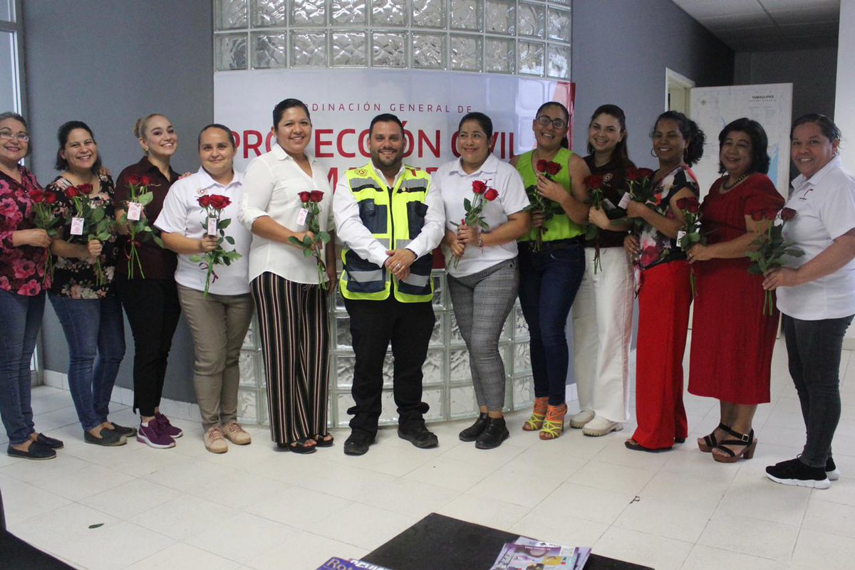 Con motivo de la celebración del día de las Madres, el Coordinador Estatal de #ProteccionCivil Tamaulipas, Luis Gerardo González de la Fuente, felicita y entrega un presente a todas la mamas trabajadoras que se desempeñan en esta oficina.