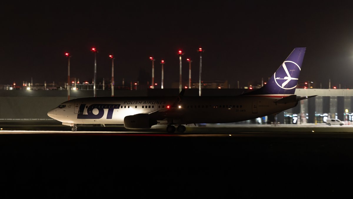Porty_Lotnicze's tweet photo. ✈🌃 Lotnisko Warszawa-Radom nocą.
🇫🇷🛬🇵🇱 Lądowanie @Boeing 737-800 @LOTPLAirlines na lotnisku #RDO z @ParisAeroport #CDG - dziś (22.5.23) wieczorem.
#flyRDO | #RDO | #LotniskoWarszawaRadom https://t.co/k3SFNGQARP