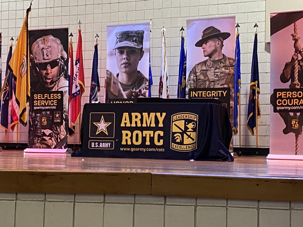 Beags_Beagle's tweet photo. Commissioning Season 🙌🏾 Great to witness @SCSTATE1896 cadets transition to 2LTs ✌🏾 Congratulations 🎉 #Bulldogs @ArmyROTC https://t.co/KIE7d4Y2Sm