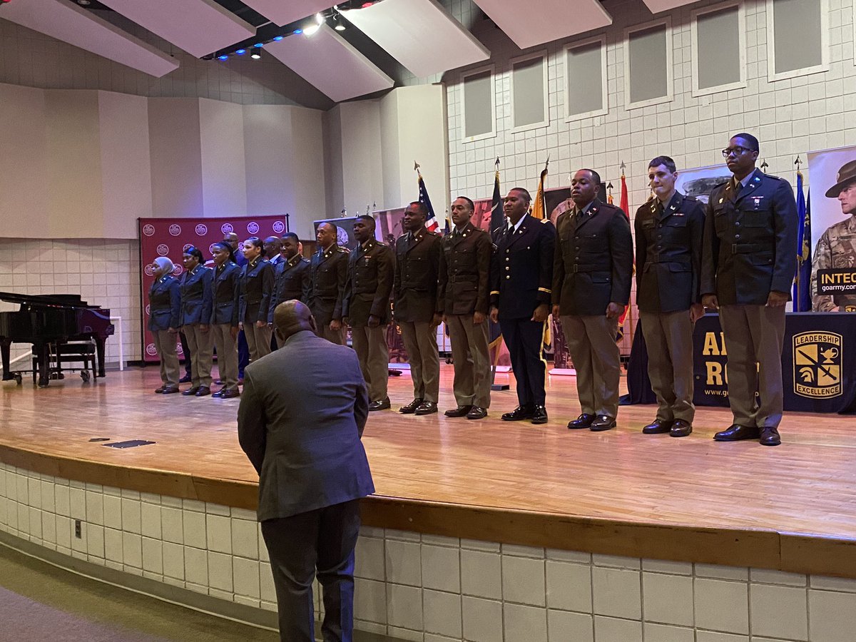 Beags_Beagle's tweet photo. Commissioning Season 🙌🏾 Great to witness @SCSTATE1896 cadets transition to 2LTs ✌🏾 Congratulations 🎉 #Bulldogs @ArmyROTC https://t.co/KIE7d4Y2Sm