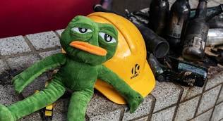 LarkDavis's tweet photo. $pepe is down 70% in a week. 

It has lost a billion in market cap. 

Life comes at you fast. https://t.co/XpSSbgupFX