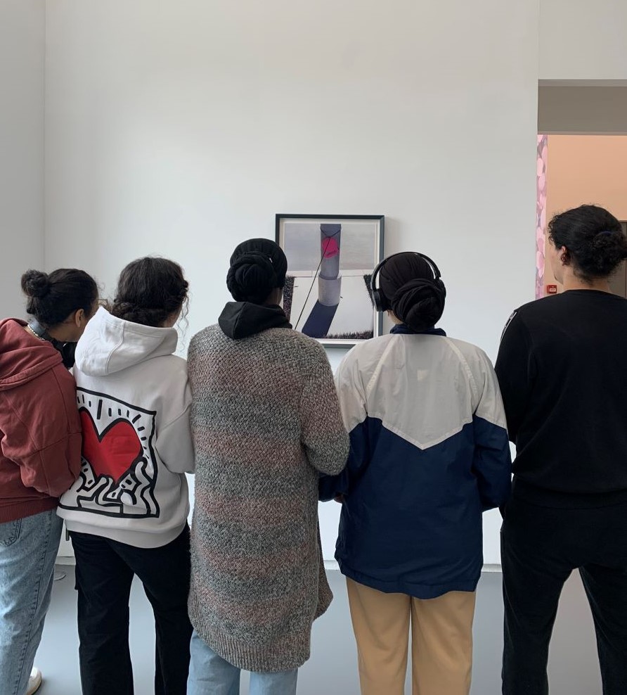 AlldVersailles's tweet photo. Belle initiative de Mme @VeroChartier19 que cette visite au Musée du @jeudepaume pour faire découvrir aux élèves germanistes de Terminale du Lycée Galilée @V_Gennevilliers @acversailles l'exposition du peintre 🇩🇪 #ThomasDemand @LV_Versailles @daacversailles @DareicV @MatarKatia1 https://t.co/KEzBgjq9mH