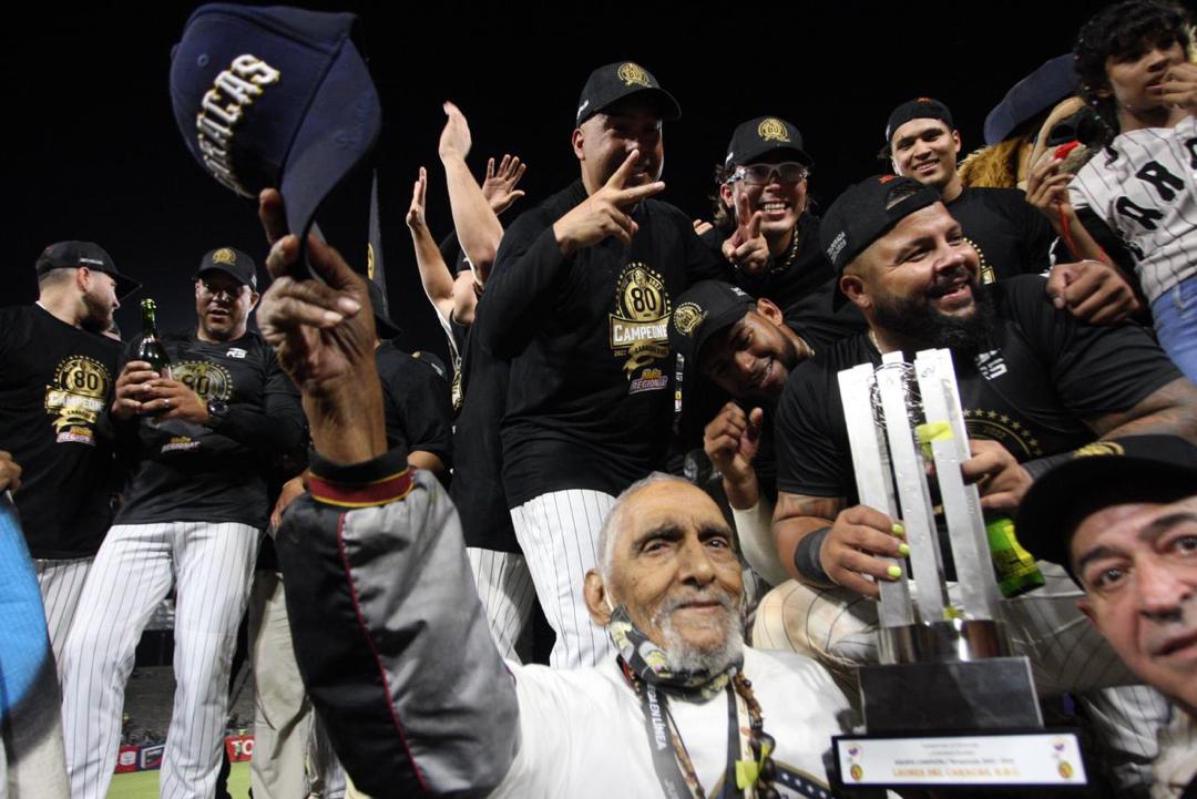 Mi abrazo fraterno a los familiares, amigos y a toda la fanaticada del Béisbol Venezolano, por la partida física de Jesús "Chivita" Lezama, el fanático número 1 de los Leones del Caracas. Un ser humano insigne, que amó el deporte y presenció los 21 títulos del equipo Caraquista.