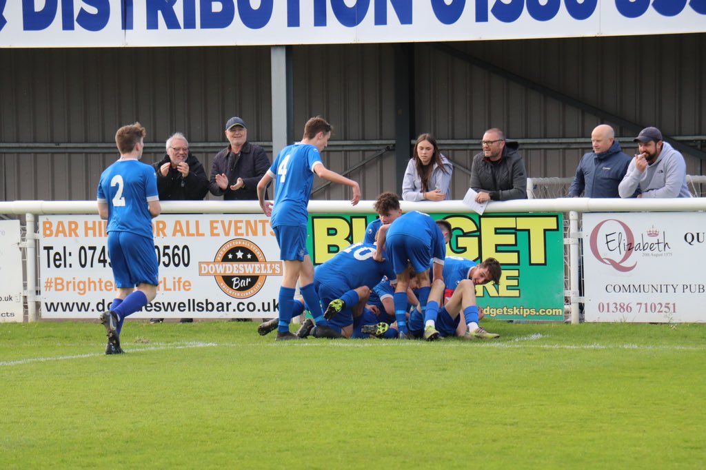 Slimbridge18s's tweet image. A 𝗕𝗥𝗜𝗟𝗟𝗜𝗔𝗡𝗧 night for the club 💙

From 2-1 down at half-time with 10 men to a late equaliser and penalty shootout win 🙌

𝗨𝗡𝗥𝗘𝗔𝗟 performance from the boys and fully deserved! 

Goals from Will Tainton and Kieran Bennett ⚽️

#UpTheSwans🦢