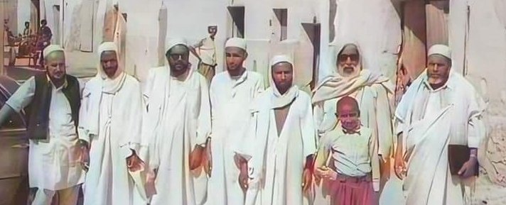 "إن الإباضية لا يعرفون العنصرية، ولكن يعرفون أن أكرم المؤمنين عند الله أتقاهم، وأن أبغضهم إليه أظلمهم وأعصاهم، يستوي في ذلك العرب والبربر، والهنود الحمر والأحباش السود، كلكم لأدم وآدم خلق من تراب."

 الشيخ العلامة/ أ. علي يحيى معمر - رحمه الله -من كتابه الإباضية في موكب التاريخ.