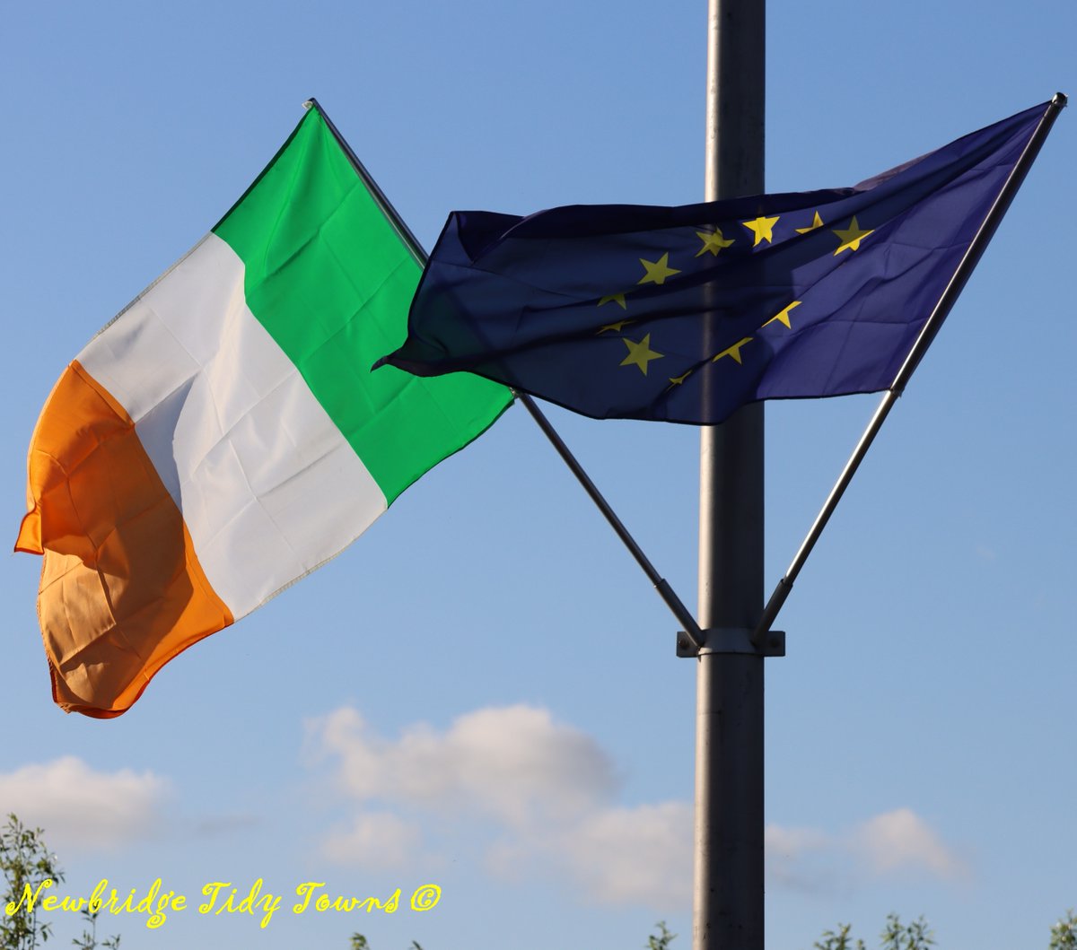 TTNewbridge's tweet photo. Bíonn an-fháilte againn roimh chuairteoirí as Bad Lippspringe i gcónaí.

Tá na bratacha ar crochadh ar an droichead don ócáid.

Newbridge welcomes our visitors from our twin town of #BadLippspringe in Germany.

Flags have been raised on St. Conleth’s Bridge to celebrate the visit https://t.co/P9Fuaggz5B
