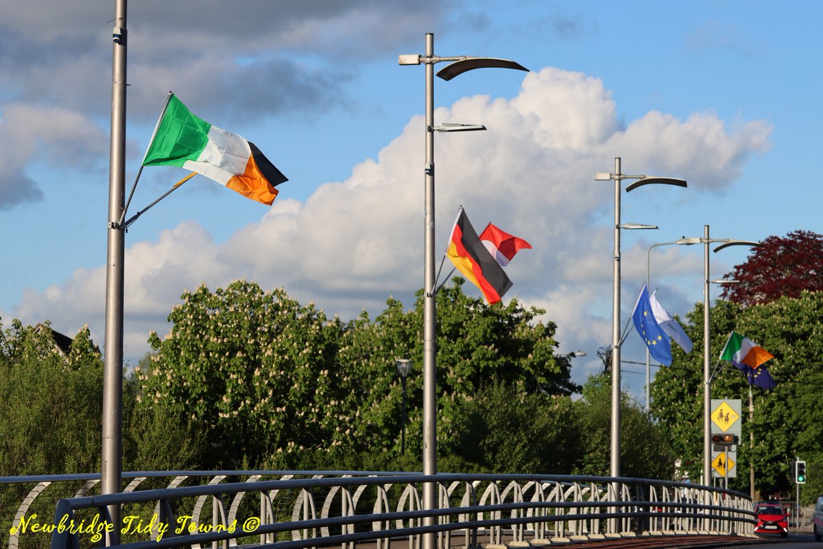 TTNewbridge's tweet photo. Bíonn an-fháilte againn roimh chuairteoirí as Bad Lippspringe i gcónaí.

Tá na bratacha ar crochadh ar an droichead don ócáid.

Newbridge welcomes our visitors from our twin town of #BadLippspringe in Germany.

Flags have been raised on St. Conleth’s Bridge to celebrate the visit https://t.co/P9Fuaggz5B