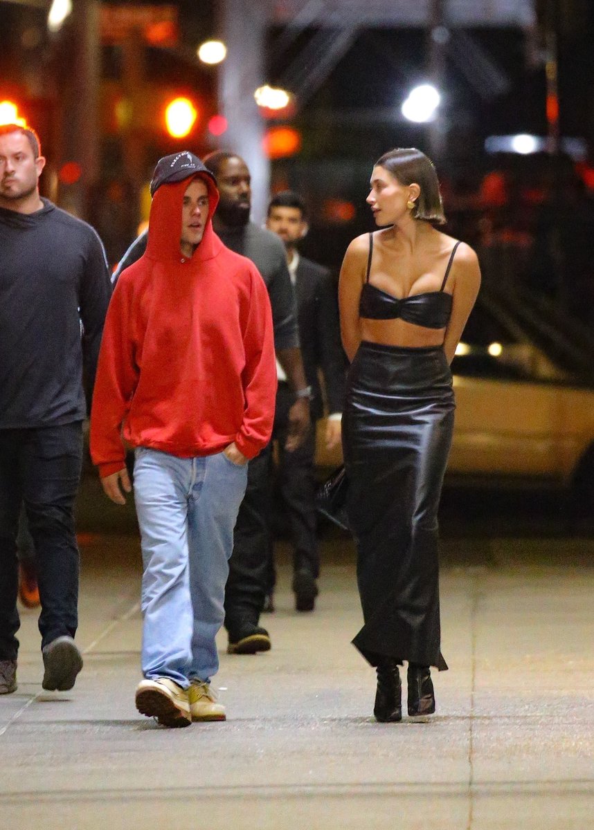 MediumSizeMeech's tweet photo. Hailey Bieber girl stand UP!!!! I simply would not go to dinner if my husband refused to stop dressing like Dennis the Grown Ass Menace https://t.co/VrBlHI81Fm