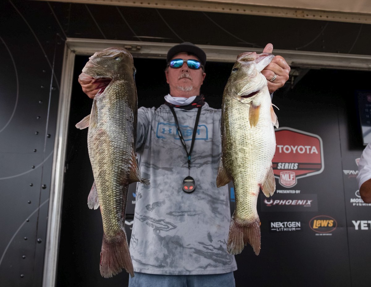Kenny Malone leads a tight race at the <a href="/Toyota/">Toyota USA</a> Series Presented by <a href="/phoenixbassboat/">Phoenix Boats</a> on Lake Eufaula with 18 pounds, 15 ounces. Who do you think will break a 20-pound bag during the Southern Division finale?

majorleaguefishing.com/series/malone-…

#WEAREbassfishing #basstournamentlife