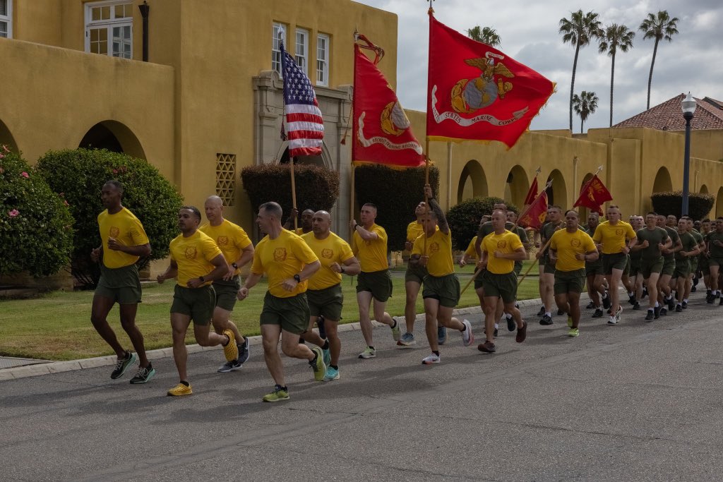 MCRD_SD's tweet photo. LEFT! RIGHT! LEFT! 

New U.S. Marines with Fox Company, 2nd Recruit Training Battalion, participate in a motivational run at Marine Corps Recruit Depot San Diego, May 11, 2023.

Photos by: Lance Cpl. Jacob B. Hutchinson 

#MCRDSD #recruits #recruittraining #usmc #marines https://t.co/6xGOjbWoQx