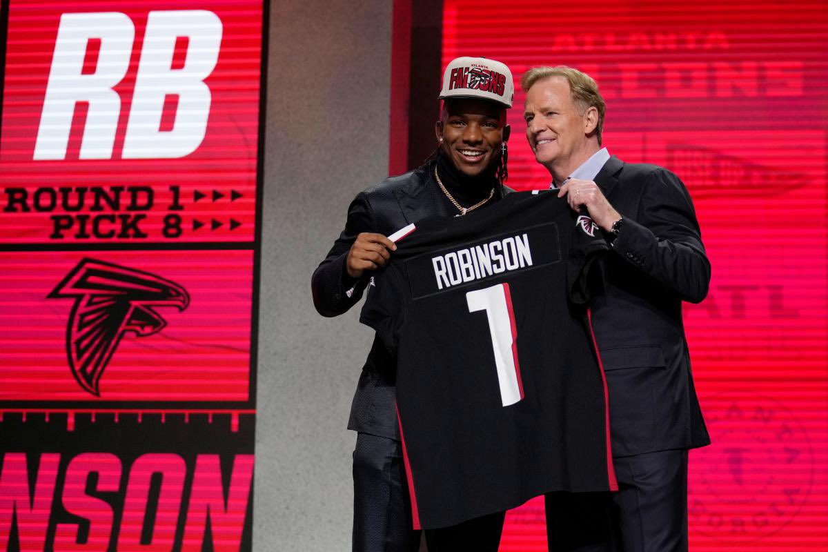 Sources: The #Falcons and RB Bijan Robinson have agreed to terms on his four-year, $21.96M rookie contract that is fully guaranteed and also includes a fifth-year option. The No. 8 pick is signing now, as another Top 10 selection is locked in.