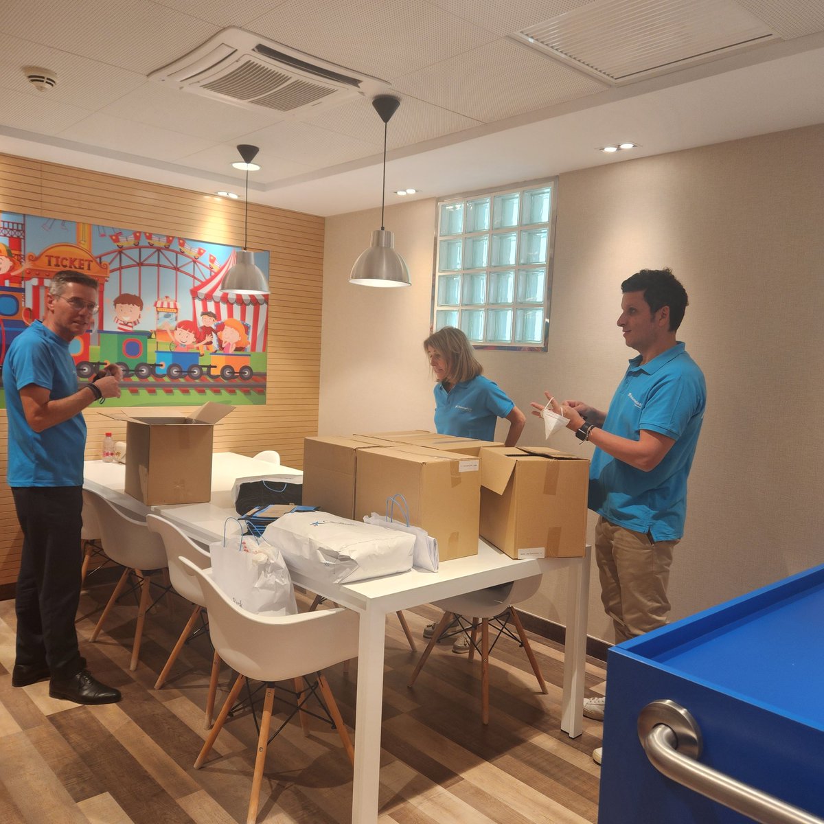 OlgaGarcasaz1's tweet photo. Ayer participé en una actividad del #MesSocial del @VoluntCABK en Murcia,"Repartiendo Sonrisas", de las que dejan huella, con @evaconesa, coordinadora de la Sala Familiar del Hospital Virgen de la Arrixaca de la @FundacionRonald,para llevar regalos a los niños hospitalizados.👩‍👧💙 https://t.co/D1WYVkwPle