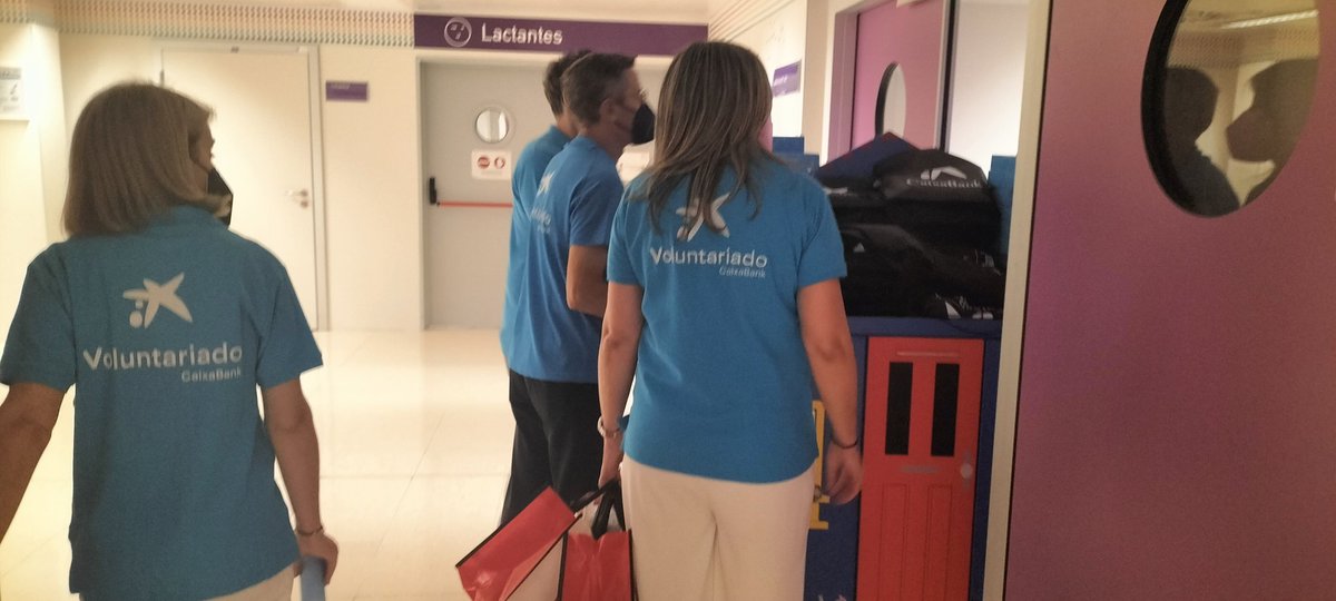 Ayer participé en una actividad del #MesSocial del <a href="/VoluntCABK/">Voluntariado CaixaBank</a> en Murcia,"Repartiendo Sonrisas", de las que dejan huella, con <a href="/evaconesa/">Eva Conesa</a>, coordinadora de la Sala Familiar del Hospital Virgen de la Arrixaca de la <a href="/FundacionRonald/">Fundación Ronald McDonald</a>,para llevar regalos a los niños hospitalizados.👩‍👧💙