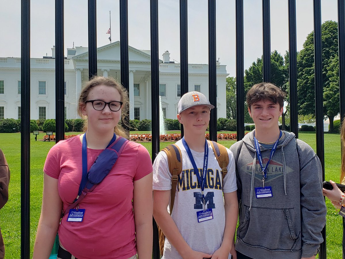 15Swarmie15's tweet photo. #Bus3 photo stop at the White House.
@2023SMSDC https://t.co/2oXmd3yAij