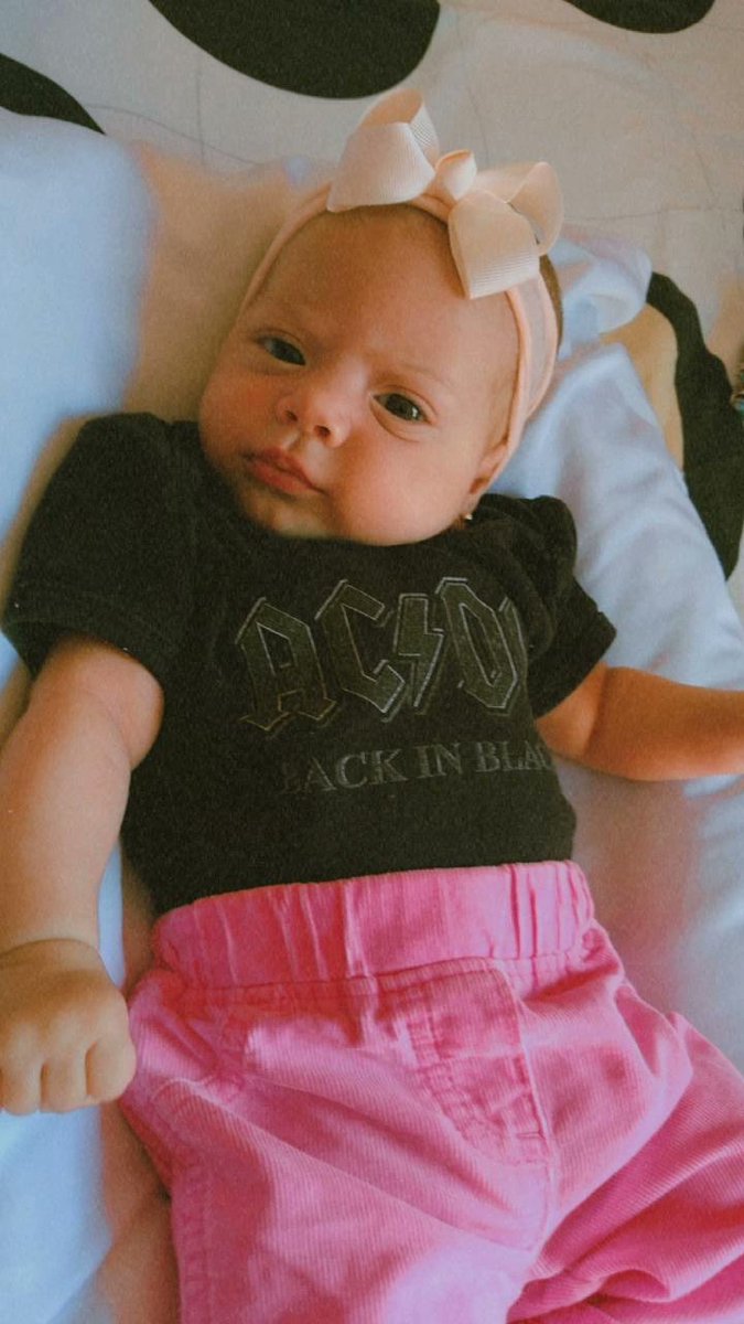 fangirldoshini's tweet photo. dia de rock bb 🖤🤏 #acdc #rockbaby #rocknroll https://t.co/KiKVdV21jo