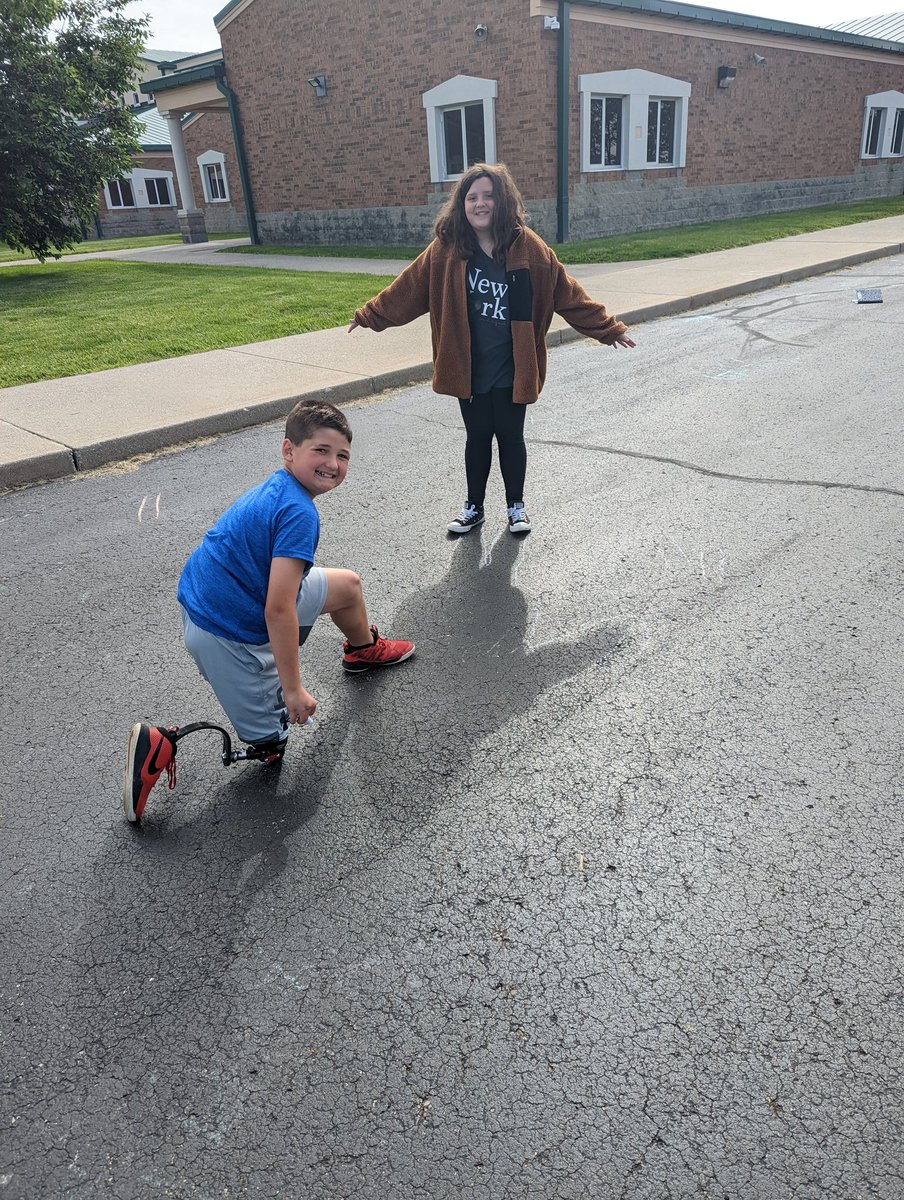 becky_roepke's tweet photo. SRES 5th graders making shadows as part of our Earth and Moon unit! @SR_Raiders 
#stem https://t.co/X36BQ3DGUj