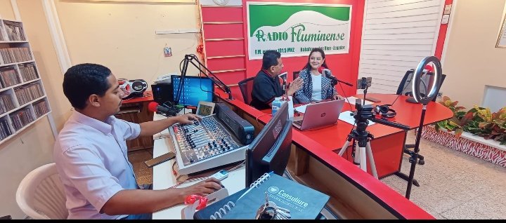 Hoy estuve en <a href="/FluminenseRADIO/">Radio Fluminense 101.5FM 🇪🇨</a>   haciendo escuchar mi voz sobre el  #JuicioPoliticoALasso y porque debe irse. 
También tratamos sobre la situación de los jóvenes que no pueden acceder a un cupo para seguir con sus estudios universitarios. 
<a href="/MashiRafael/">Rafael Correa</a>  <a href="/GabrielaEsPais/">Gabriela Rivadeneira</a>