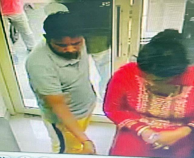 himachalkesari's tweet photo. एटीएम कार्ड बदल कर युवती के खाते से उड़ाए एक लाख, CCTV में कैद हुआ शातिर
https://t.co/6RmkbIh0rs
#KangraHindiNews #Maranda #Girl #ATMCard #Vicious #Fraud #HimachalPradeshHindiNews #KangraLocalHindiNews #KangraHindiSama https://t.co/NzIgBoi5Km