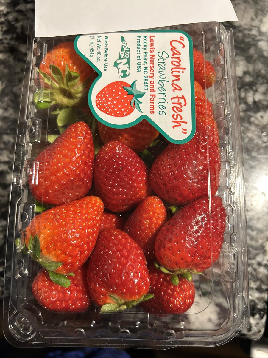 Nickknack54's tweet photo. My Principal made me feel berry special today#BroadviewMiddle School#ProudtobeaBobcat https://t.co/GXsYfxlcxK