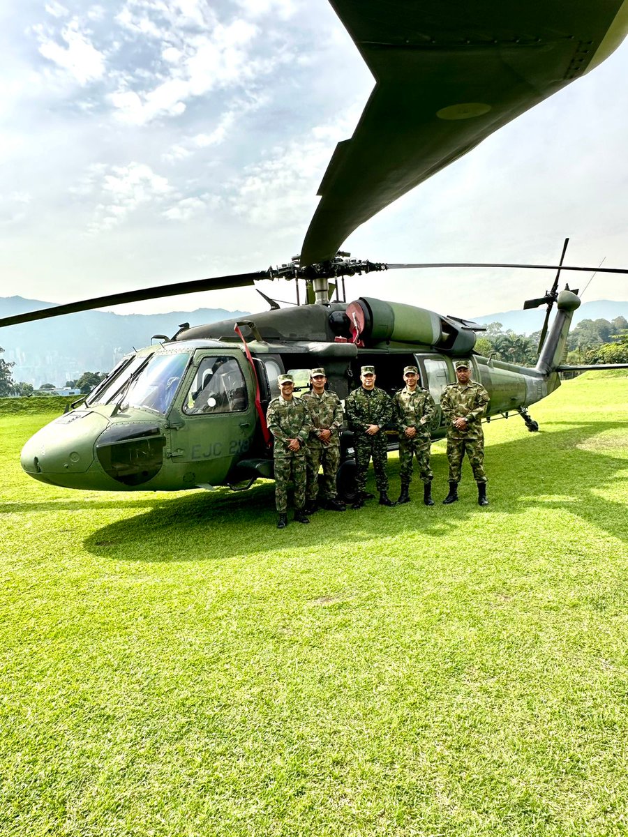 Ejercito_Davaa's tweet photo. Con el propósito de retransmitir las políticas institucionales y reconocer el compromiso del soldado aviador en la @Ejercito_Div7, el Sargento Mayor de Comando de la Brigada de Aviación N.°33, visita el Batallón de Movilidad y Maniobra N.° 7 en #Medellín.

#PorNuestrosSoldados https://t.co/xSMyKqUygQ