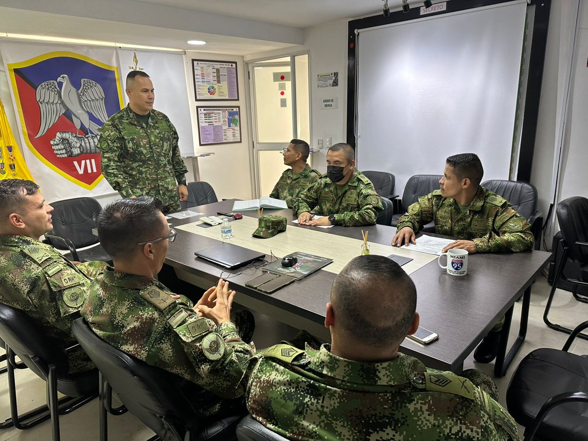 Ejercito_Davaa's tweet photo. Con el propósito de retransmitir las políticas institucionales y reconocer el compromiso del soldado aviador en la @Ejercito_Div7, el Sargento Mayor de Comando de la Brigada de Aviación N.°33, visita el Batallón de Movilidad y Maniobra N.° 7 en #Medellín.

#PorNuestrosSoldados https://t.co/xSMyKqUygQ
