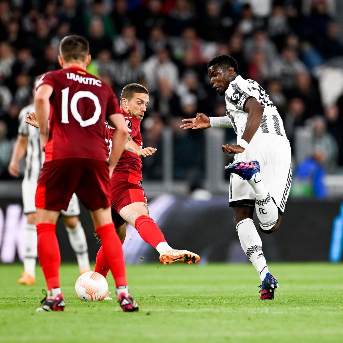 juventusfces's tweet photo. ℙ𝕠𝕘𝕓🅰️ 🎩
#JUVSEV #UEL https://t.co/MeB3Am87bG
