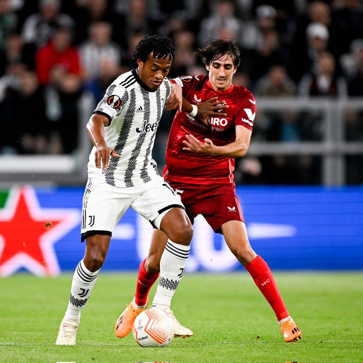Juventusfcar's tweet photo. المواجهة الأسبوع المقبل ⚔️
#JUVSEV #UEL https://t.co/TuGOToI0oi