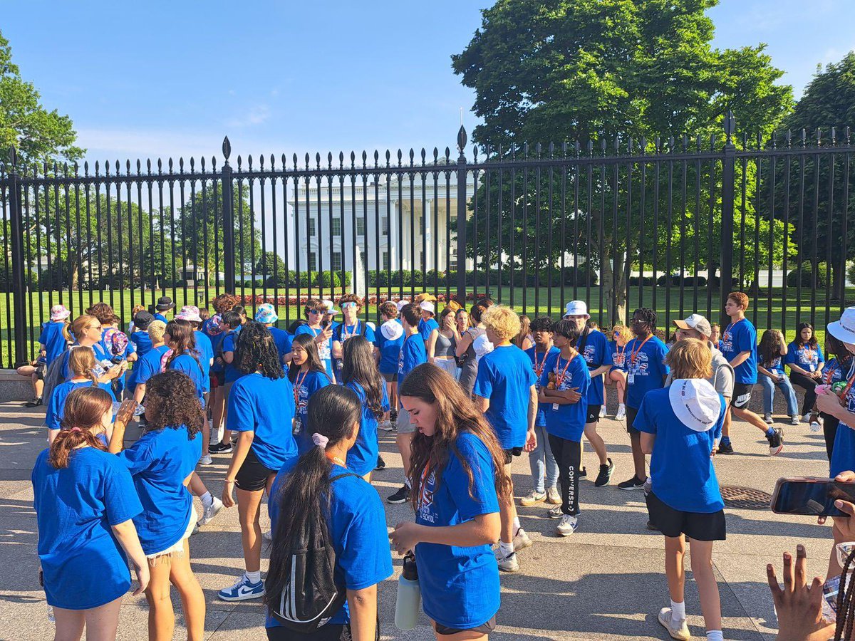 KellySyroka's tweet photo. Bus #4
The Whitehouse! 
@OOMSDC @OOMS_OLSD https://t.co/U2MumaVEKo